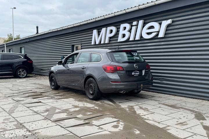 Grå Opel Astra fra 2012