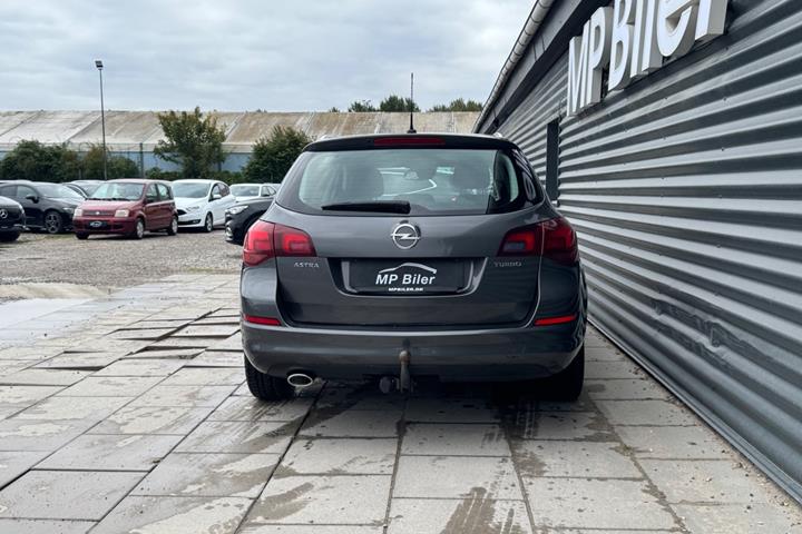 Grå Opel Astra fra 2012