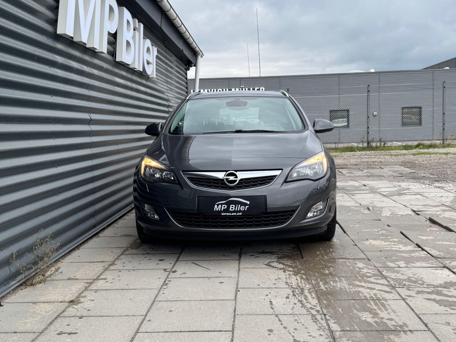 Grå Opel Astra fra 2012