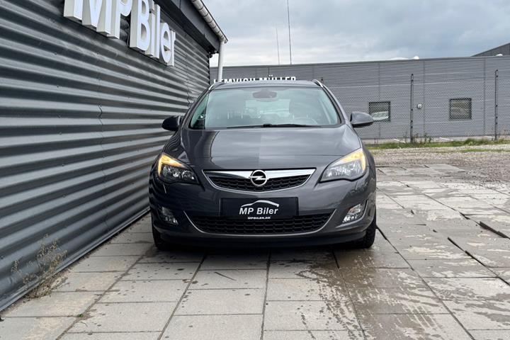 Grå Opel Astra fra 2012
