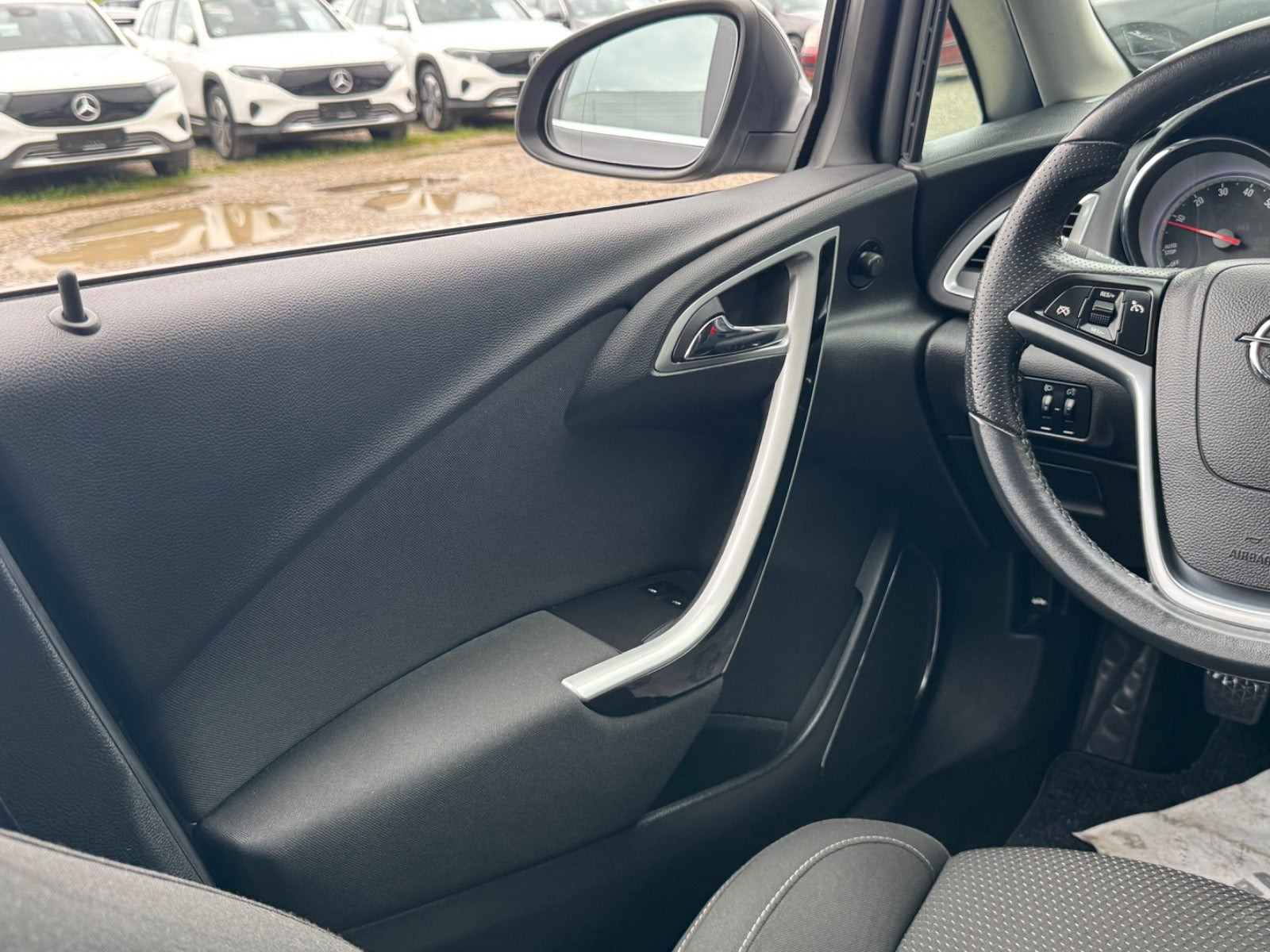 Grå Opel Astra fra 2012