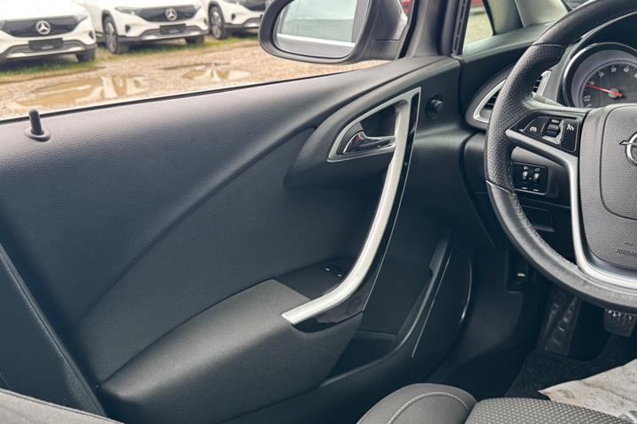 Grå Opel Astra fra 2012