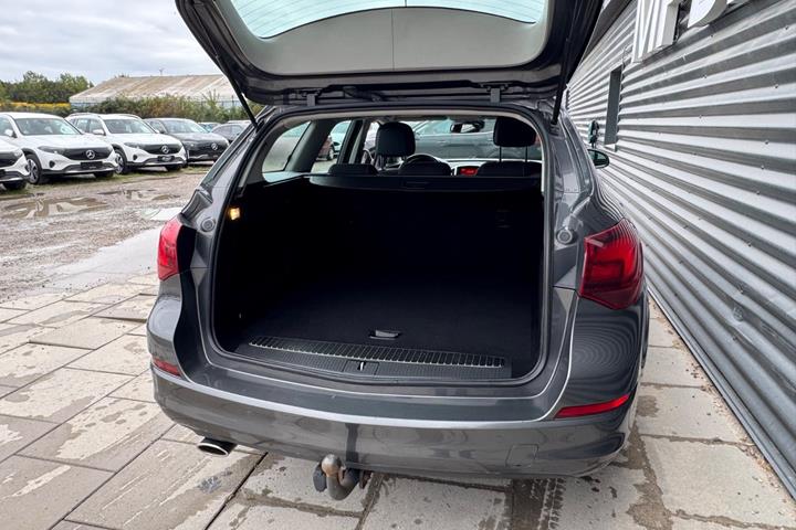 Grå Opel Astra fra 2012