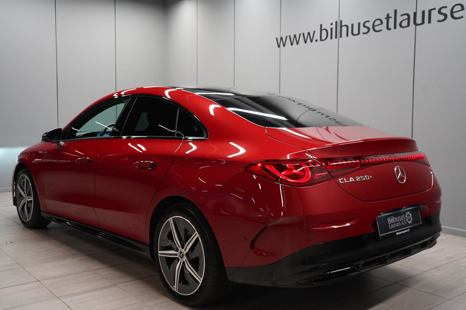 Rød Mercedes CLA250+ fra 2025