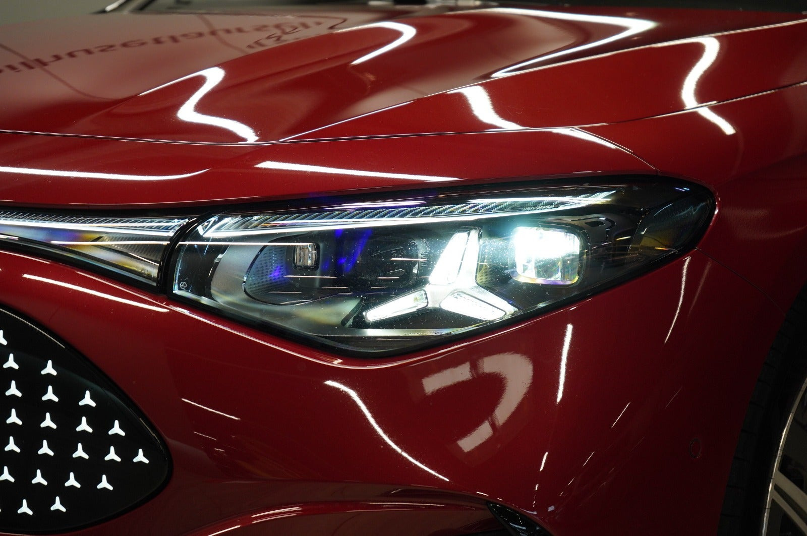 Rød Mercedes CLA250+ fra 2025