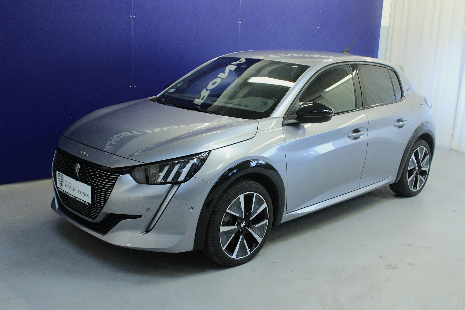 Sølv Peugeot e-208 fra 2023