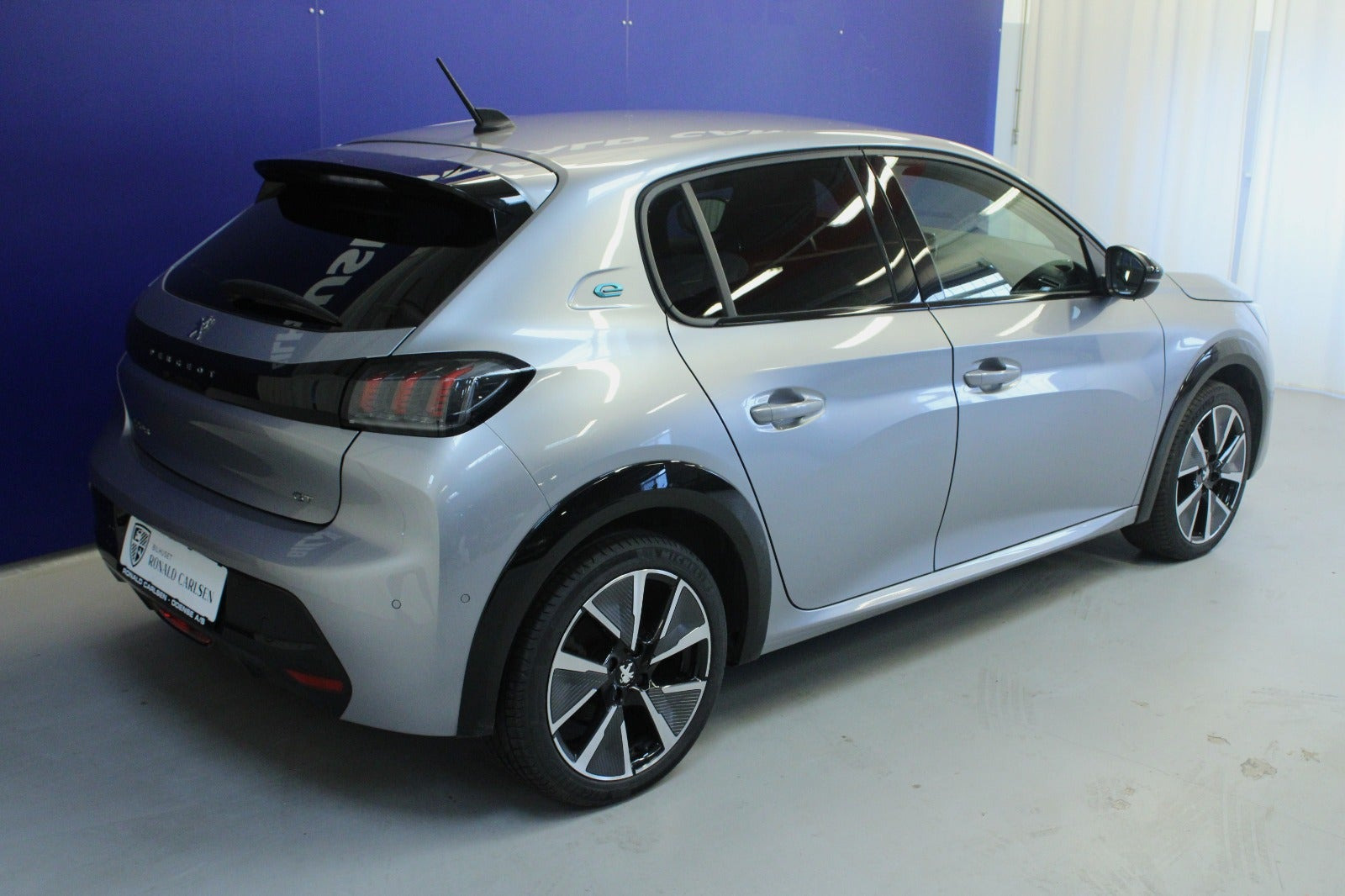 Sølv Peugeot e-208 fra 2023