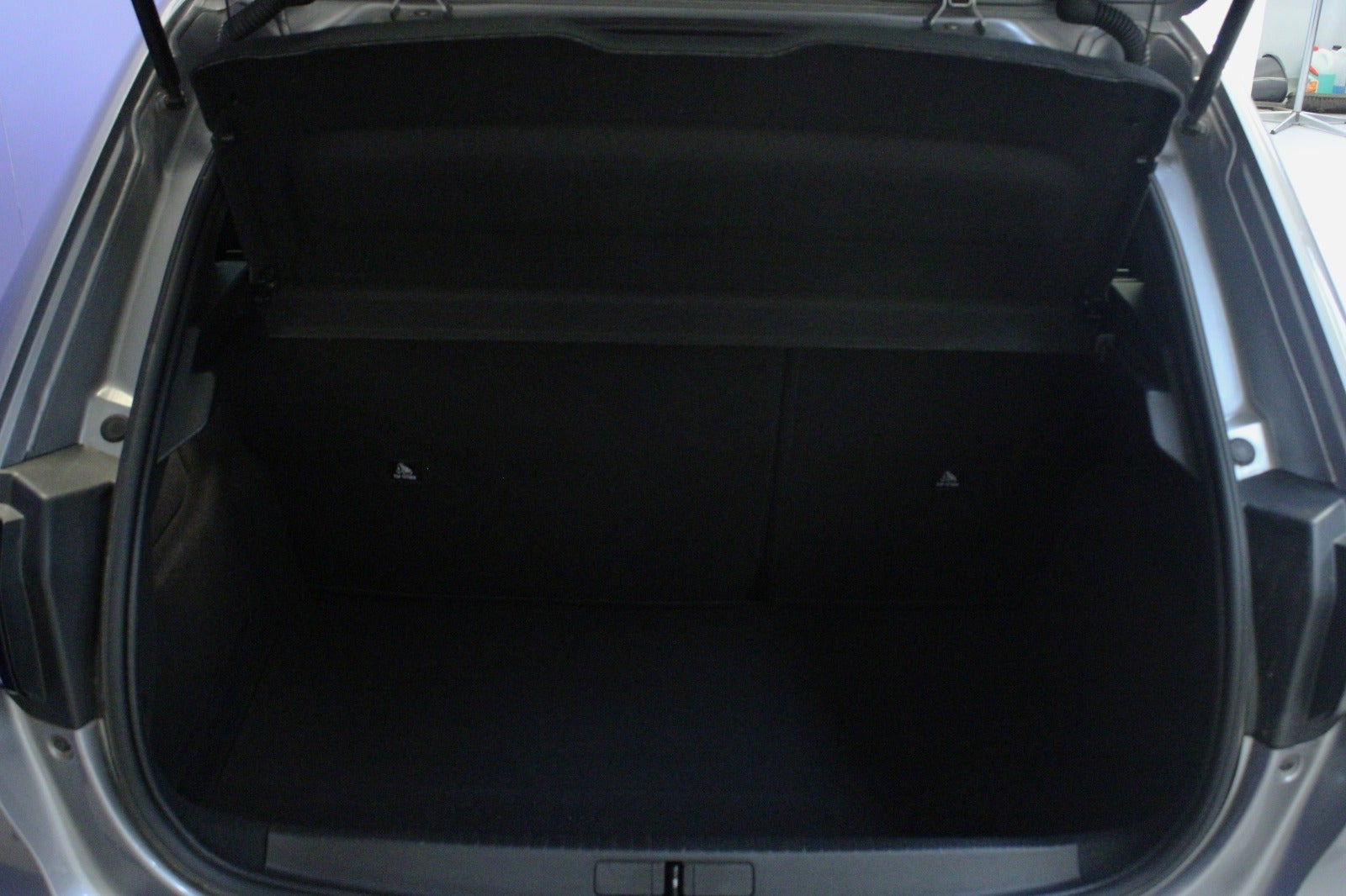 Sølv Peugeot e-208 fra 2023
