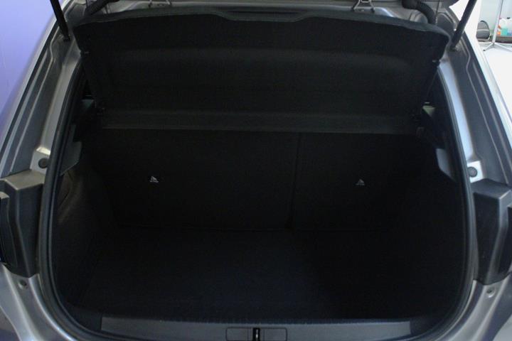 Sølv Peugeot e-208 fra 2023