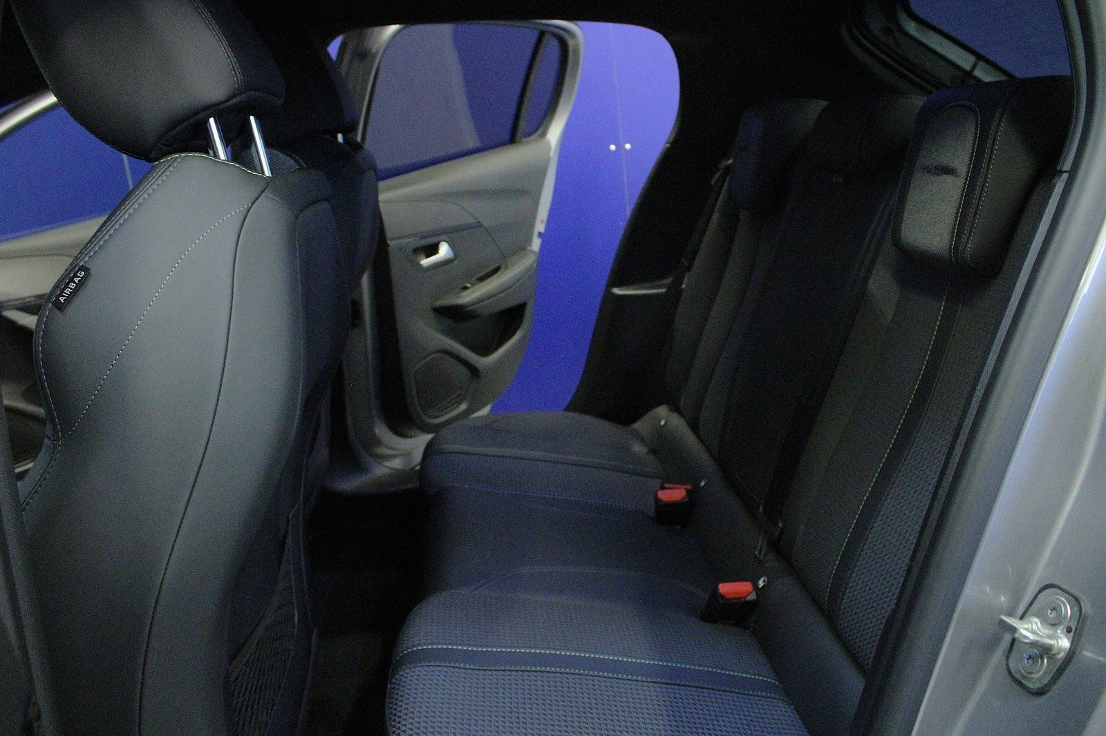Sølv Peugeot e-208 fra 2023