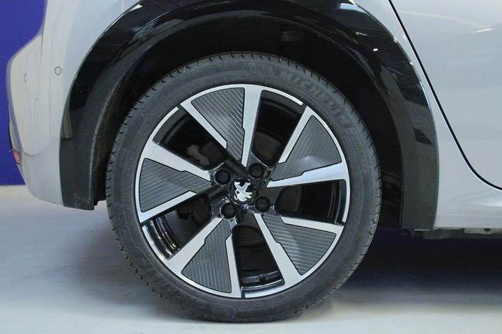 Sølv Peugeot e-208 fra 2023