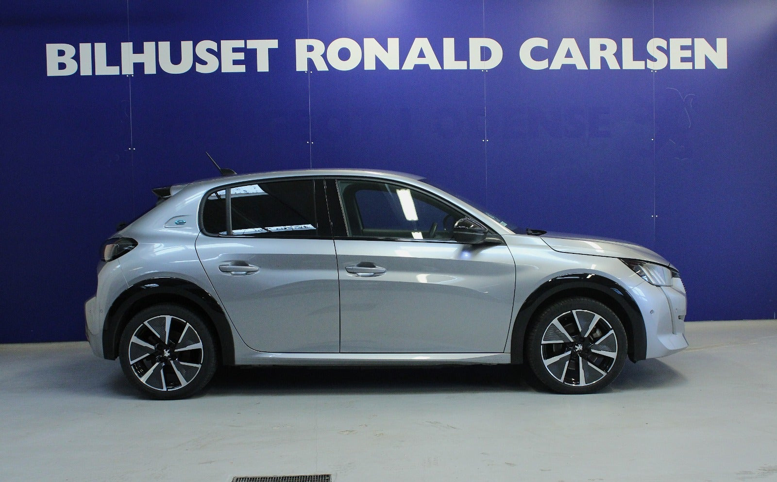 Sølv Peugeot e-208 fra 2023
