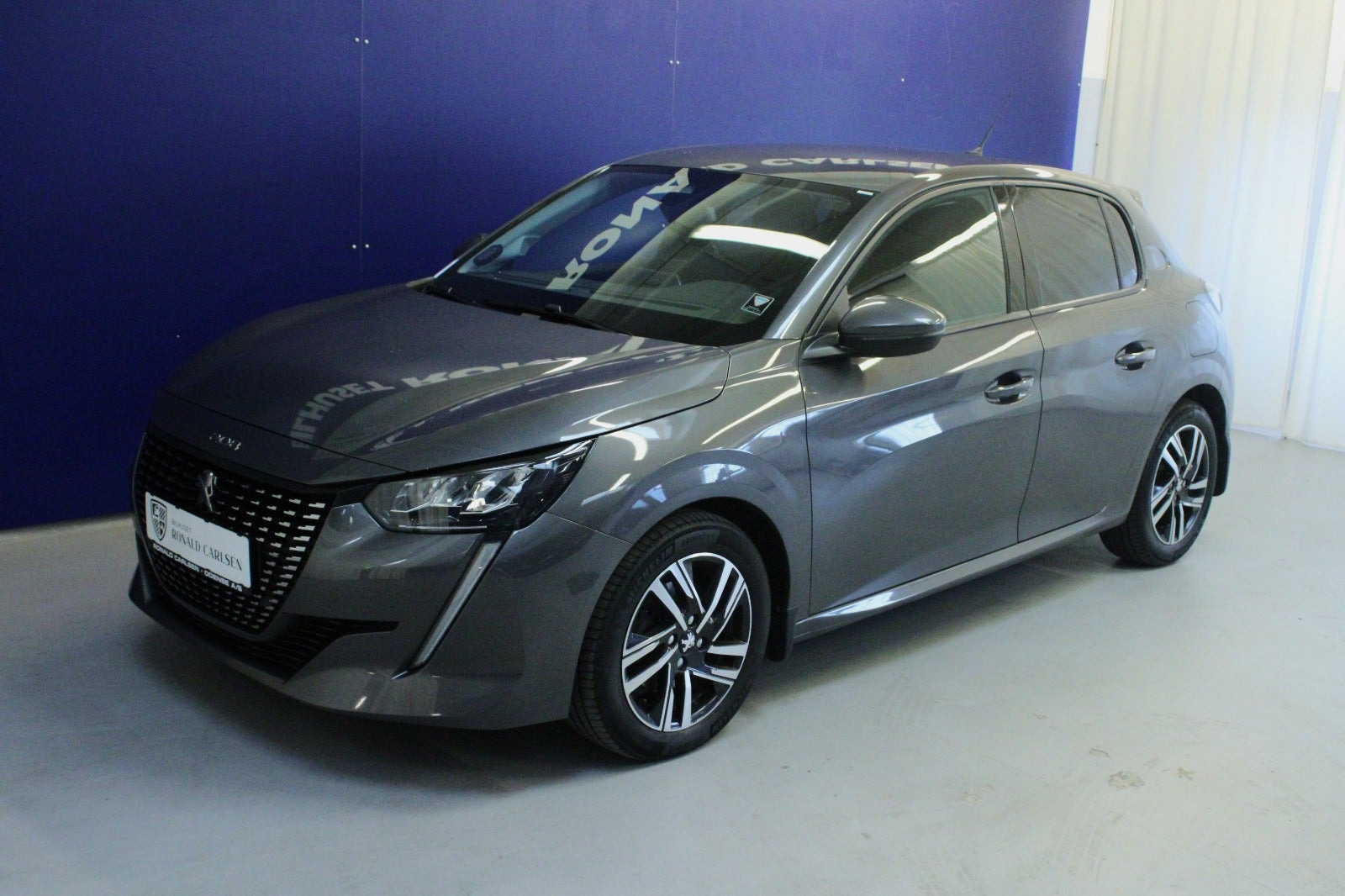 Grå Peugeot 208 fra 2021