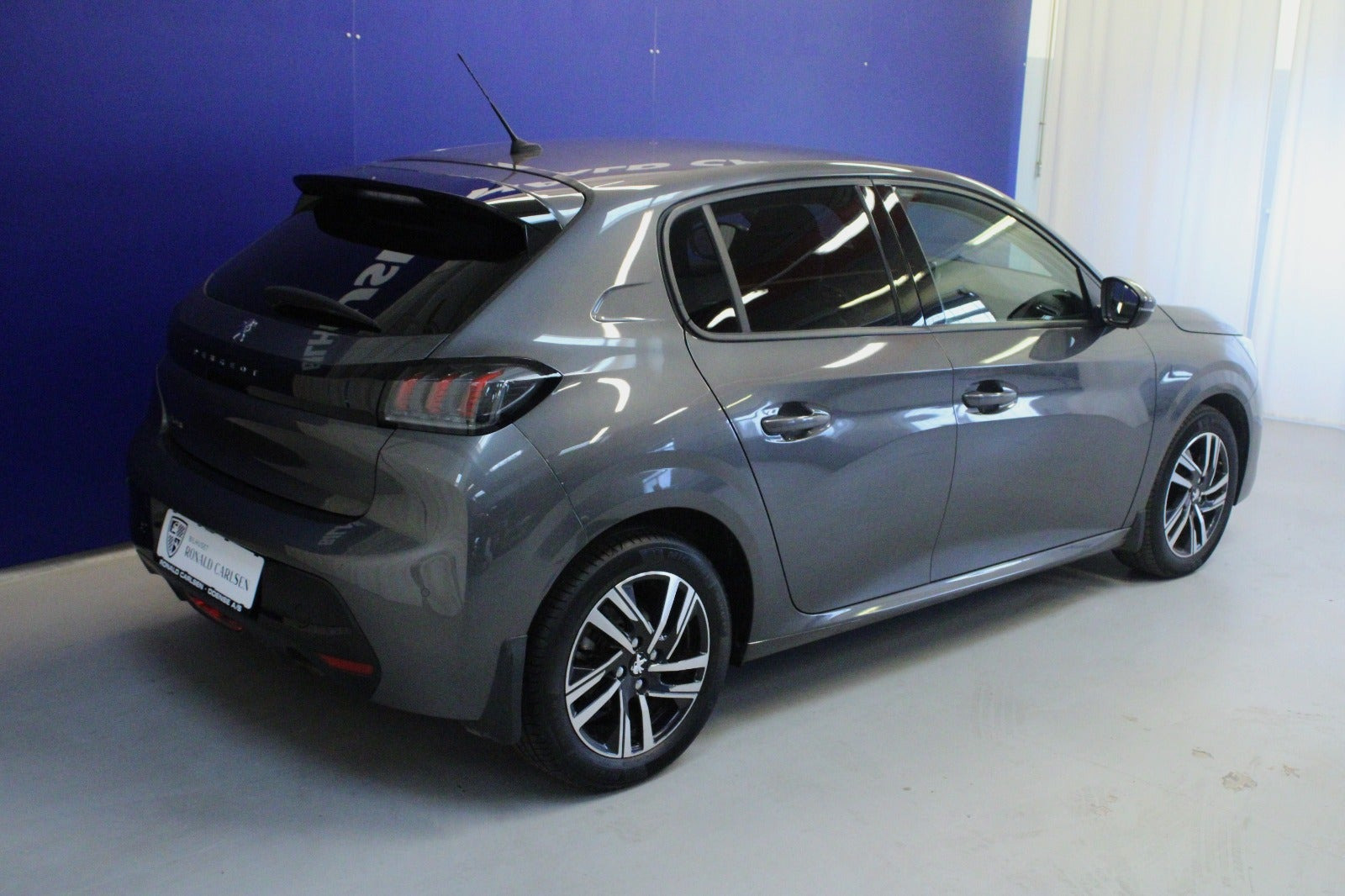 Grå Peugeot 208 fra 2021