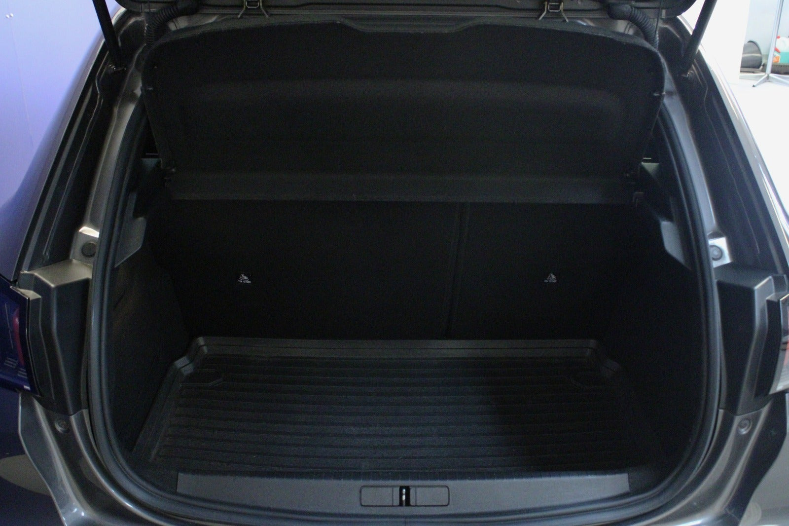 Grå Peugeot 208 fra 2021