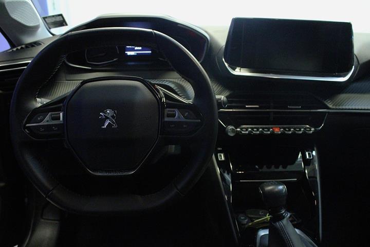 Grå Peugeot 208 fra 2021