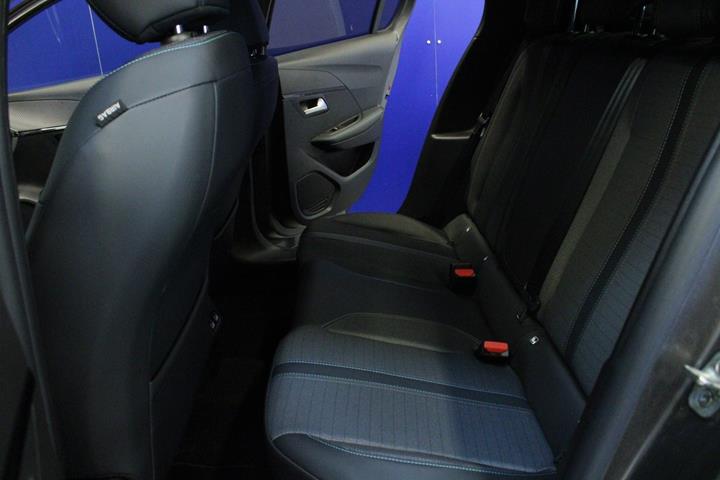 Grå Peugeot 208 fra 2021