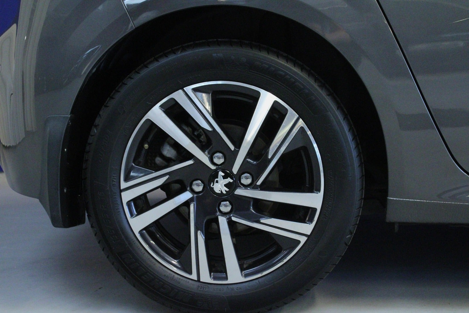 Grå Peugeot 208 fra 2021