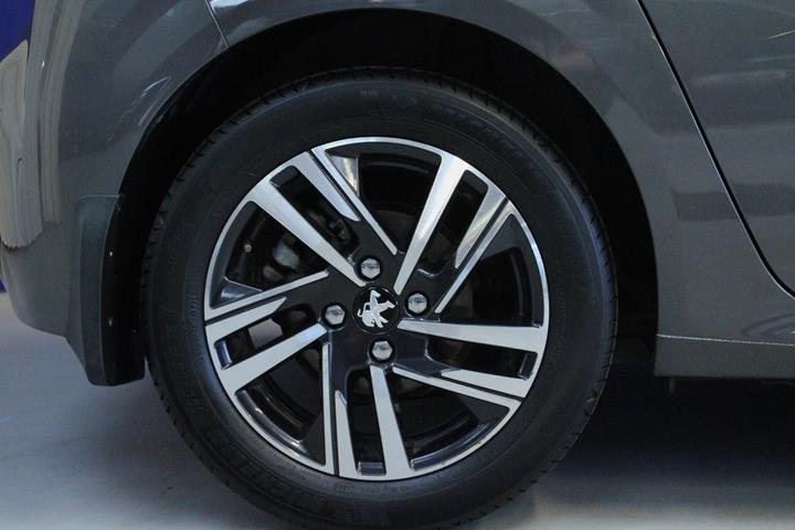 Grå Peugeot 208 fra 2021
