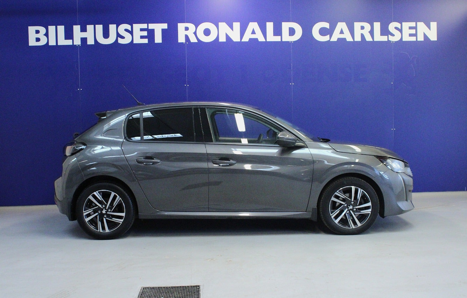 Grå Peugeot 208 fra 2021
