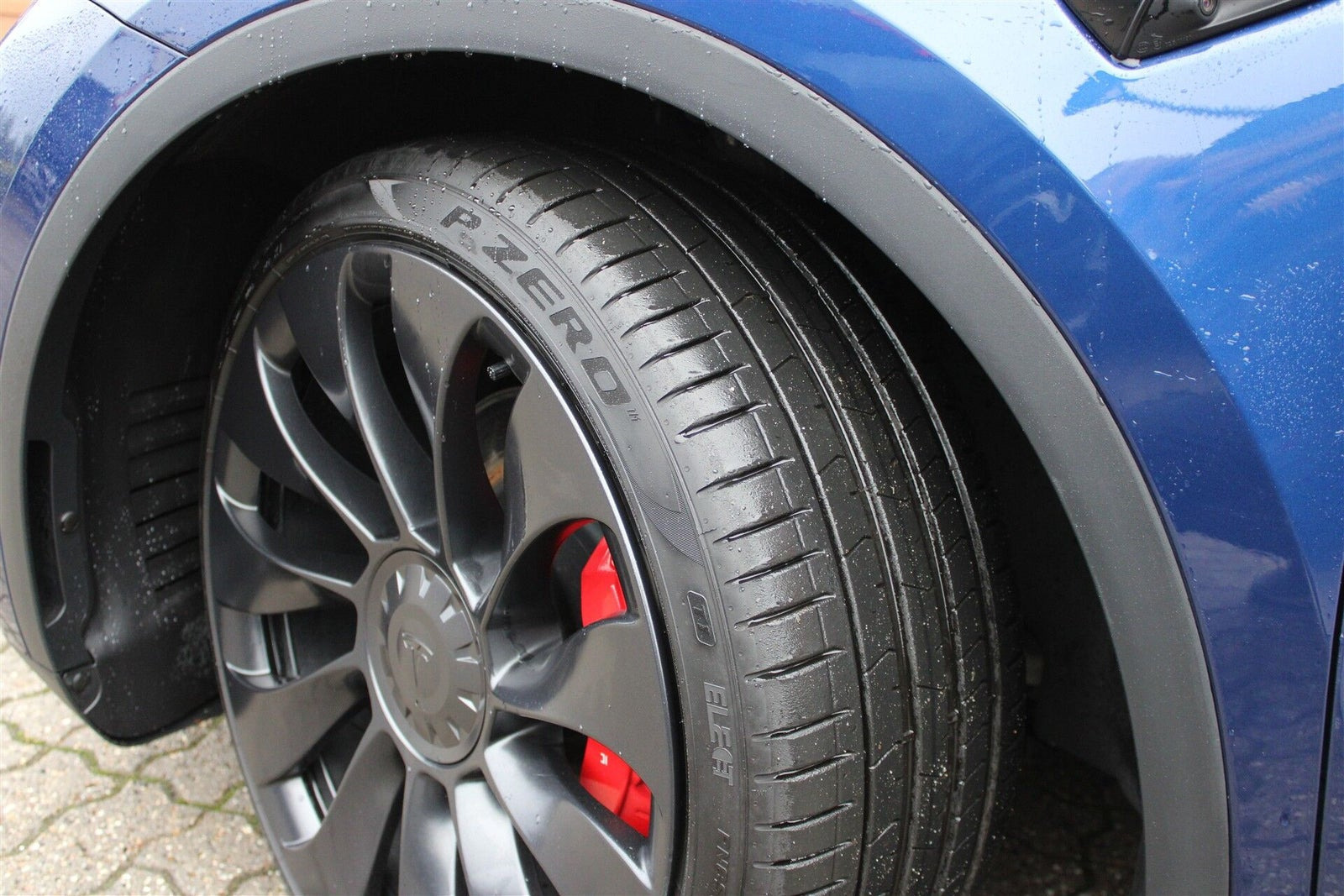 Blå Tesla Model Y fra 2023