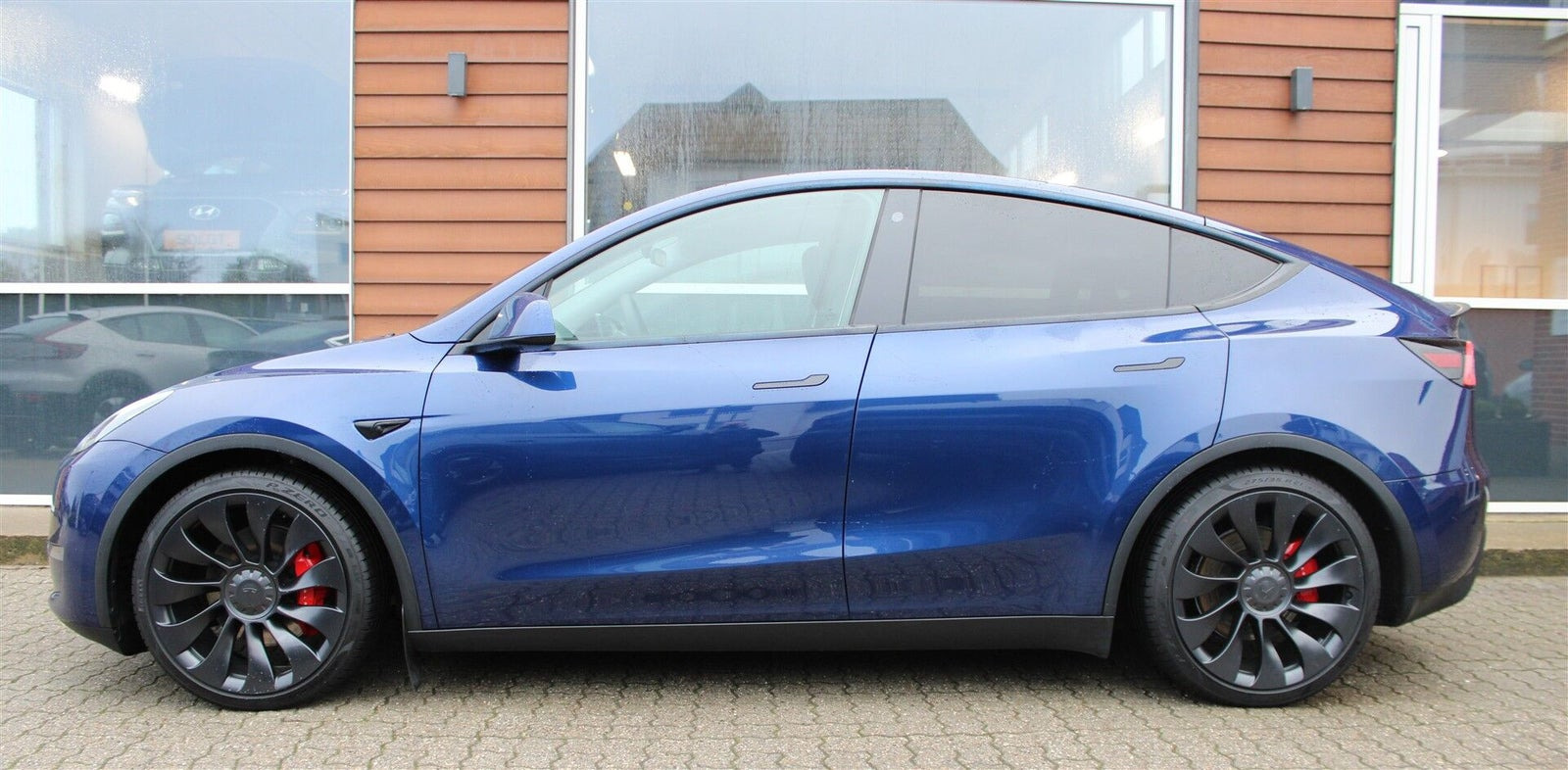 Blå Tesla Model Y fra 2023