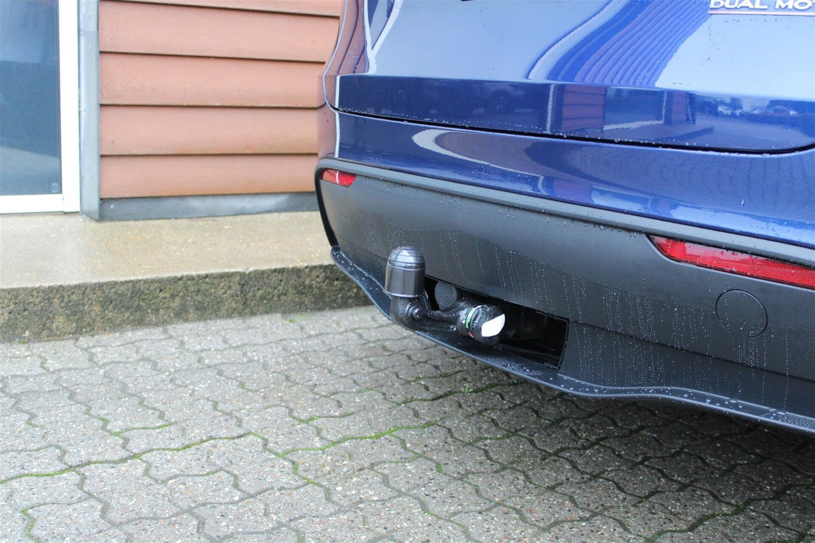 Blå Tesla Model Y fra 2023