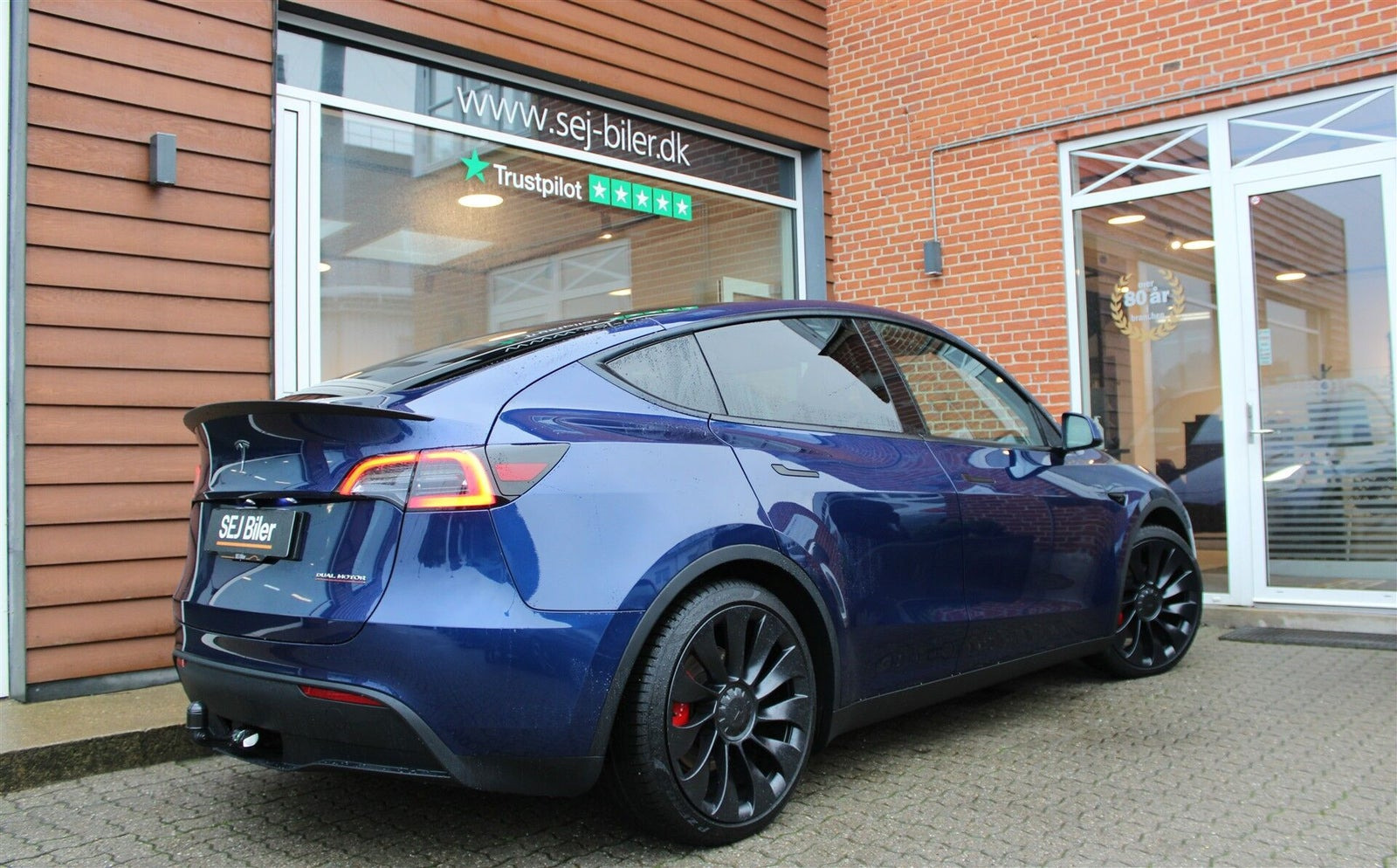 Blå Tesla Model Y fra 2023