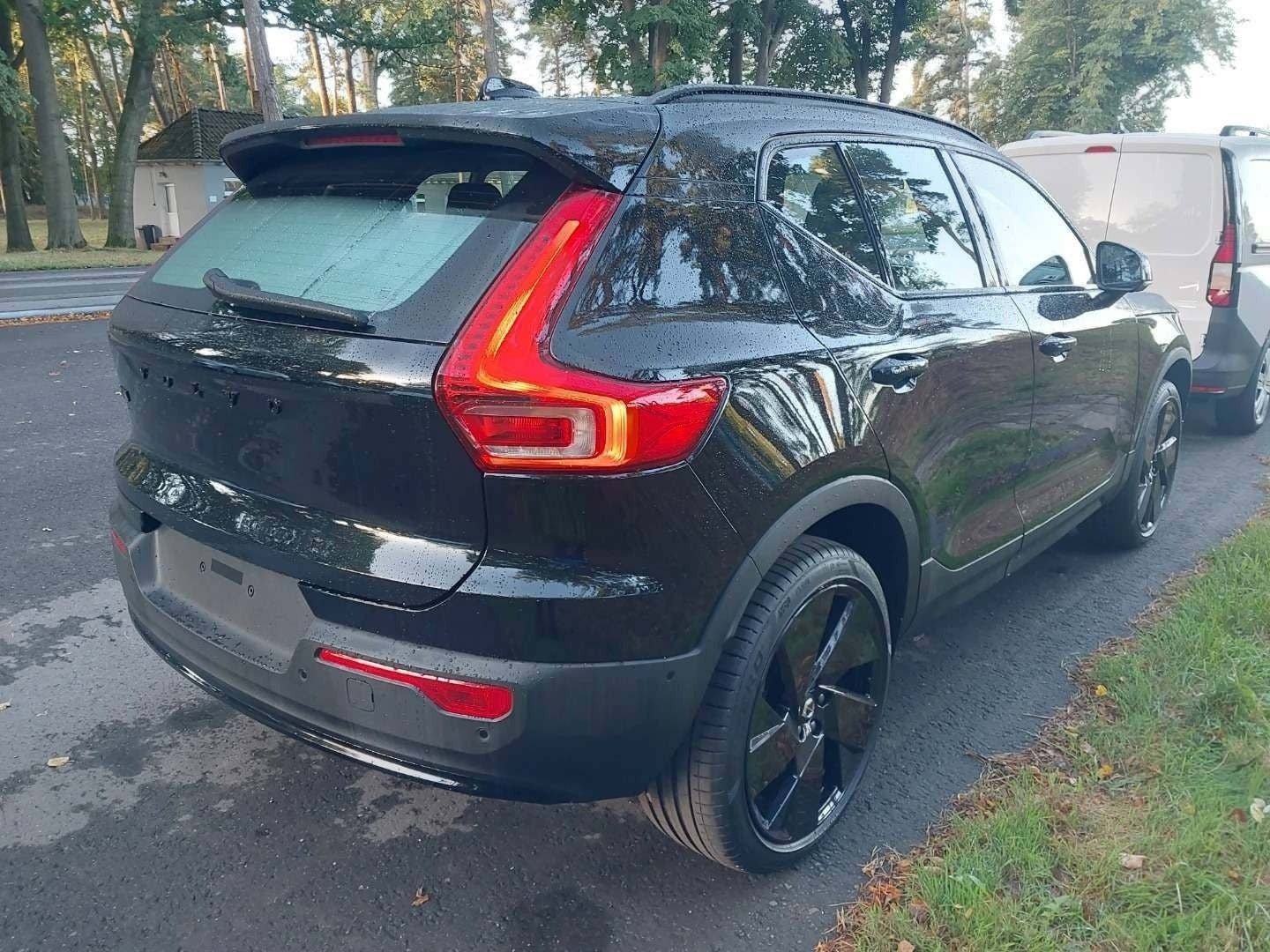 Sort Volvo EX40 fra 2025