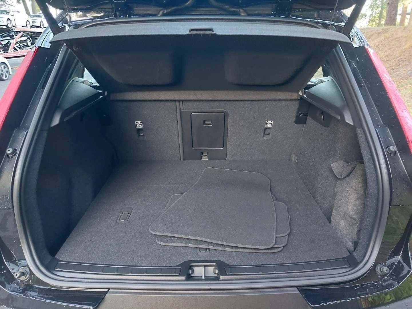 Sort Volvo EX40 fra 2025