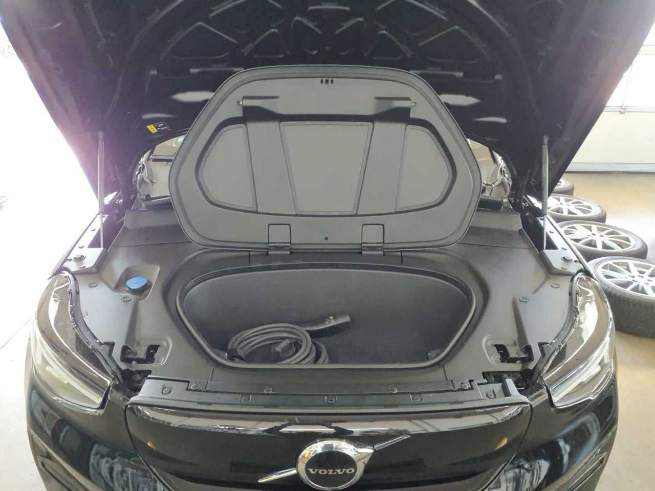 Sort Volvo XC40 fra 2024