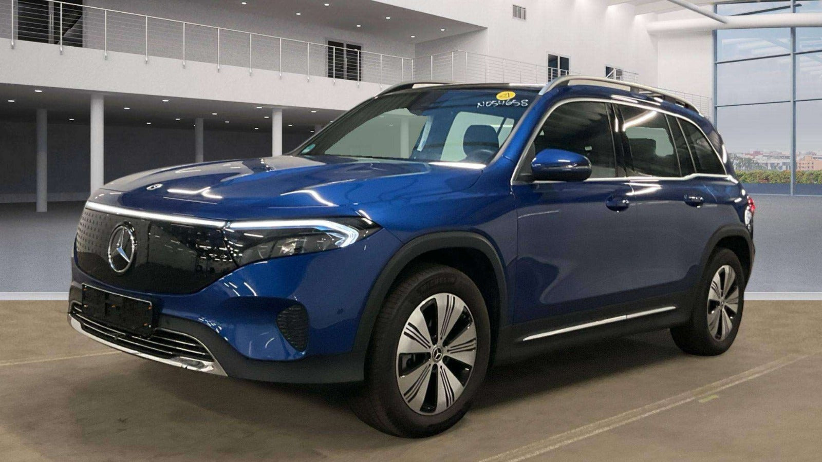 Blå Mercedes EQB250+ fra 2024