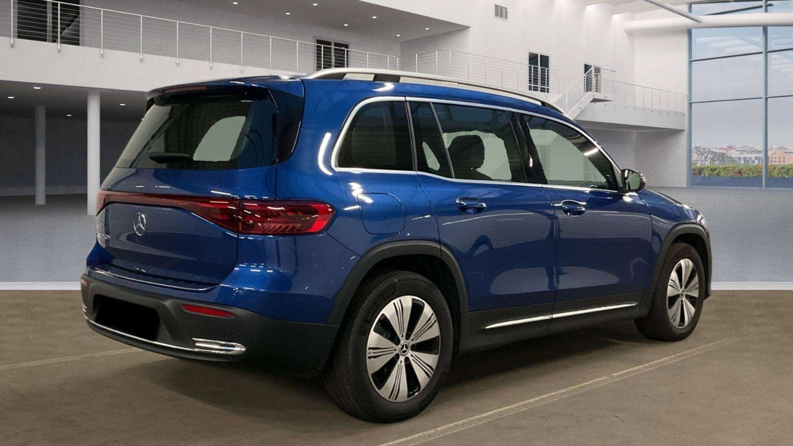 Blå Mercedes EQB250+ fra 2024