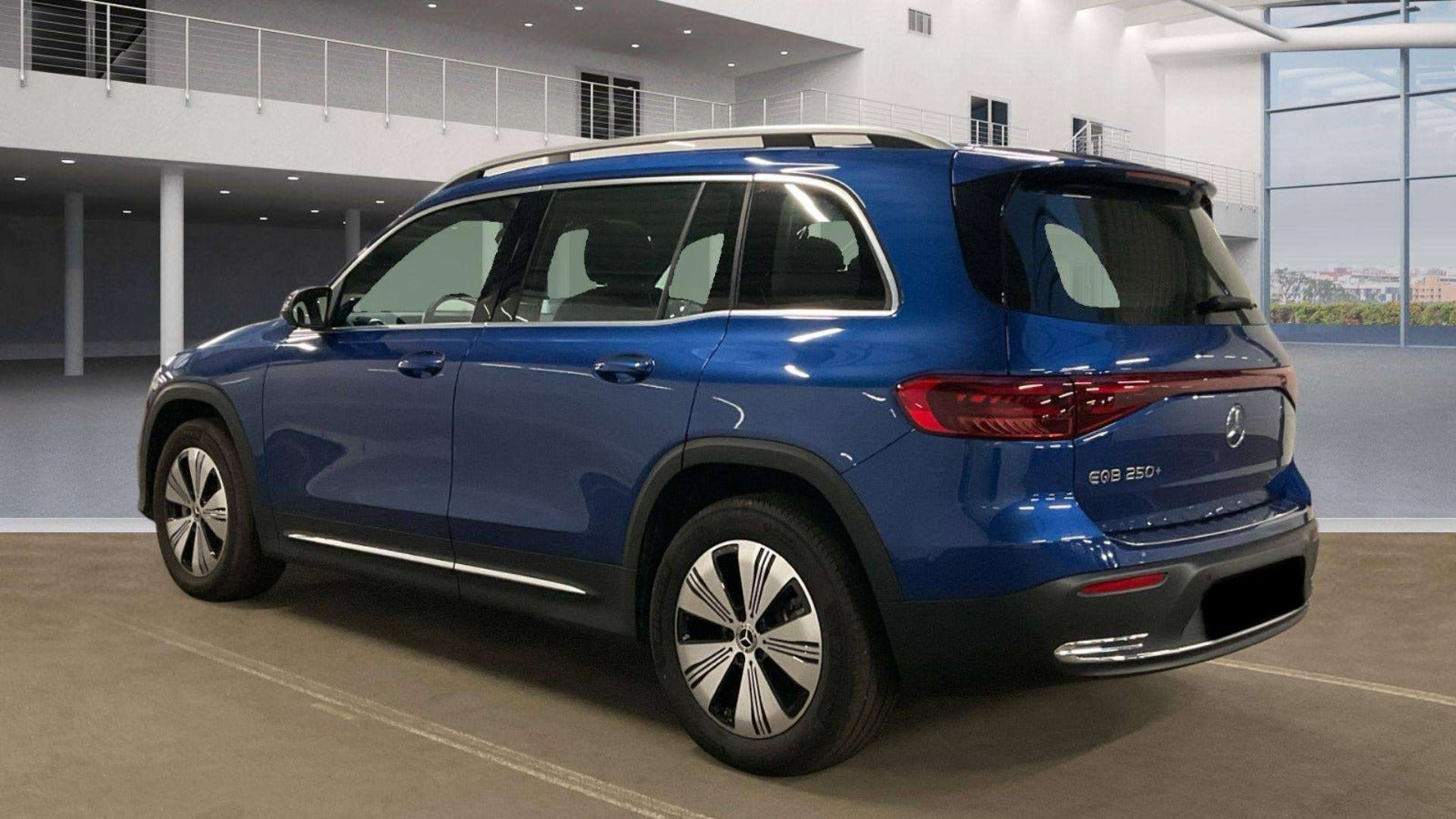 Blå Mercedes EQB250+ fra 2024