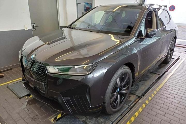 Grå BMW iX fra 2024