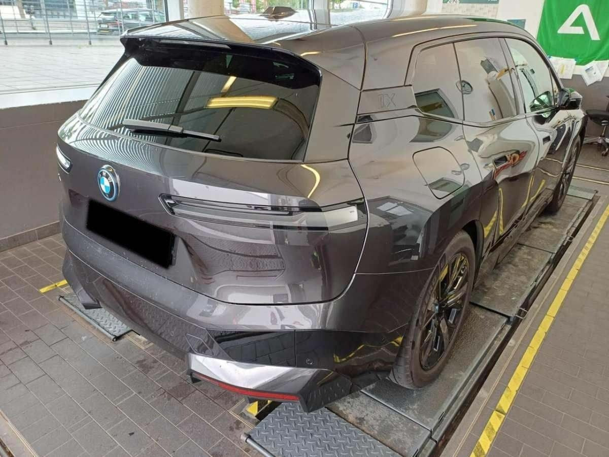 Grå BMW iX fra 2024