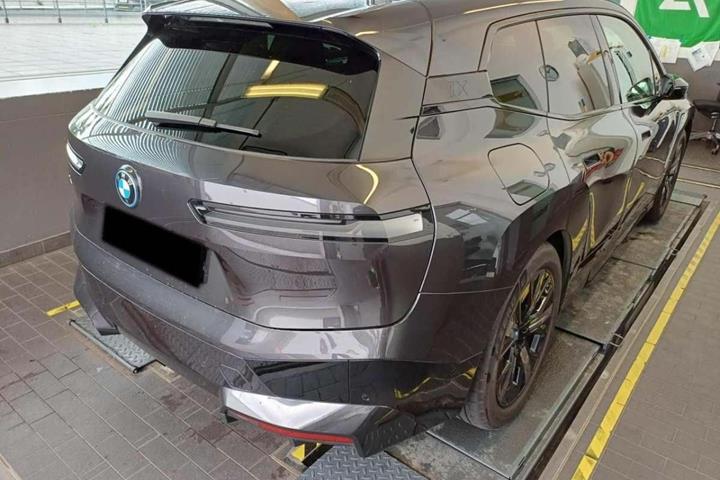 Grå BMW iX fra 2024
