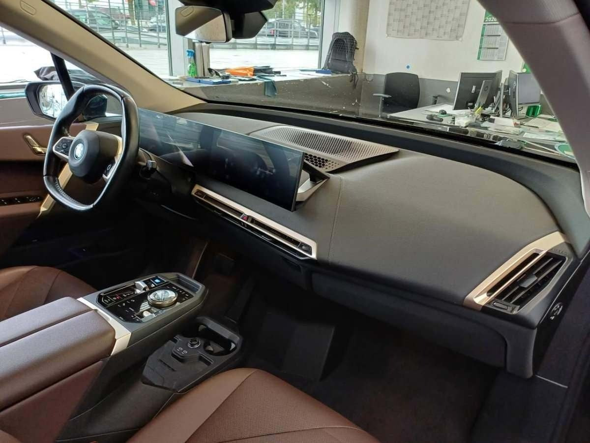 Grå BMW iX fra 2024