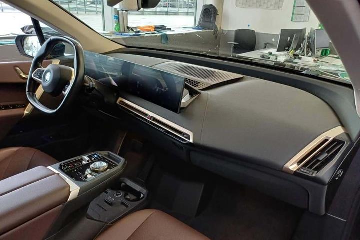 Grå BMW iX fra 2024