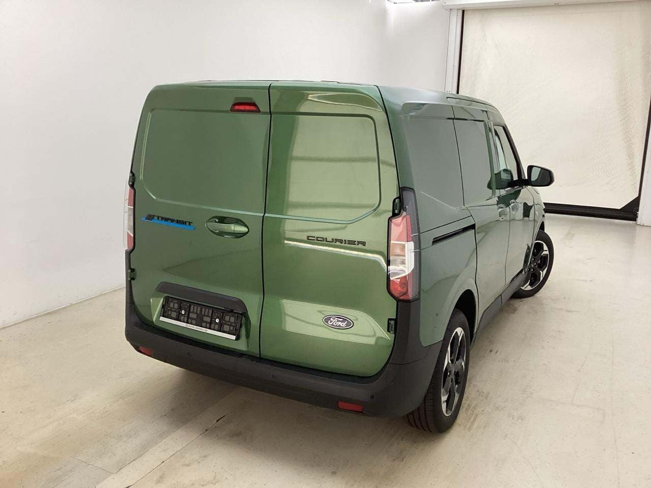 Grøn Ford E-Transit Courier fra 2025