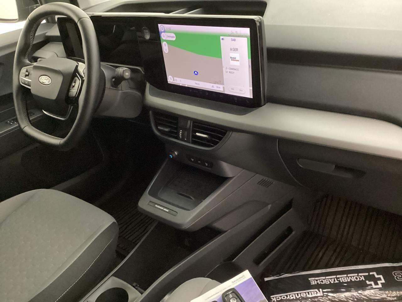 Grøn Ford E-Transit Courier fra 2025
