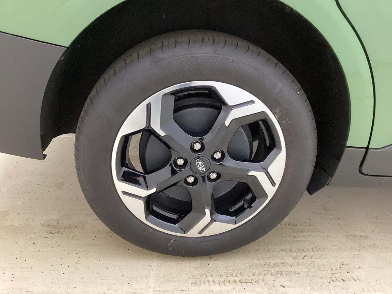 Grøn Ford E-Transit Courier fra 2025