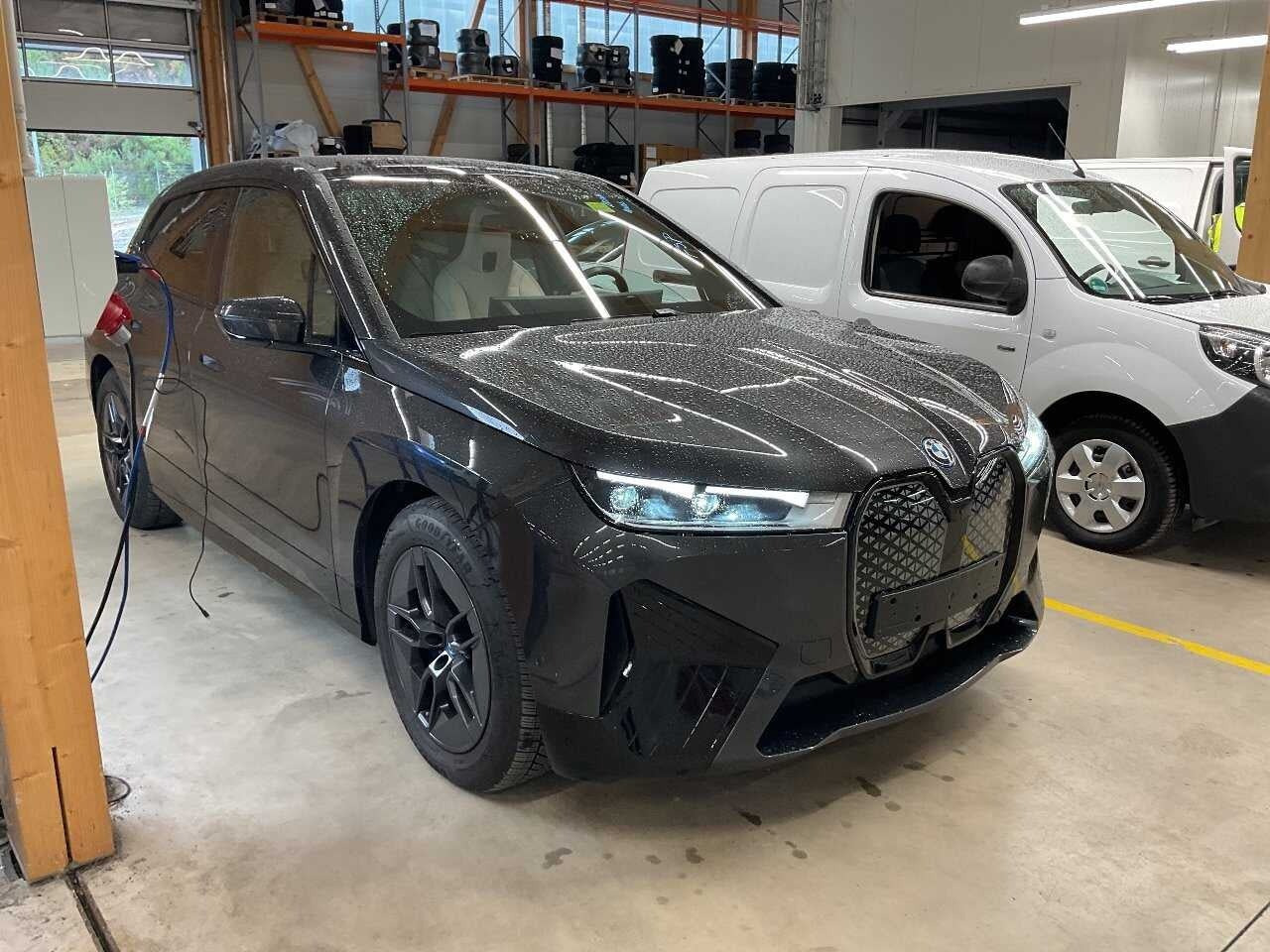Sort BMW iX fra 2025