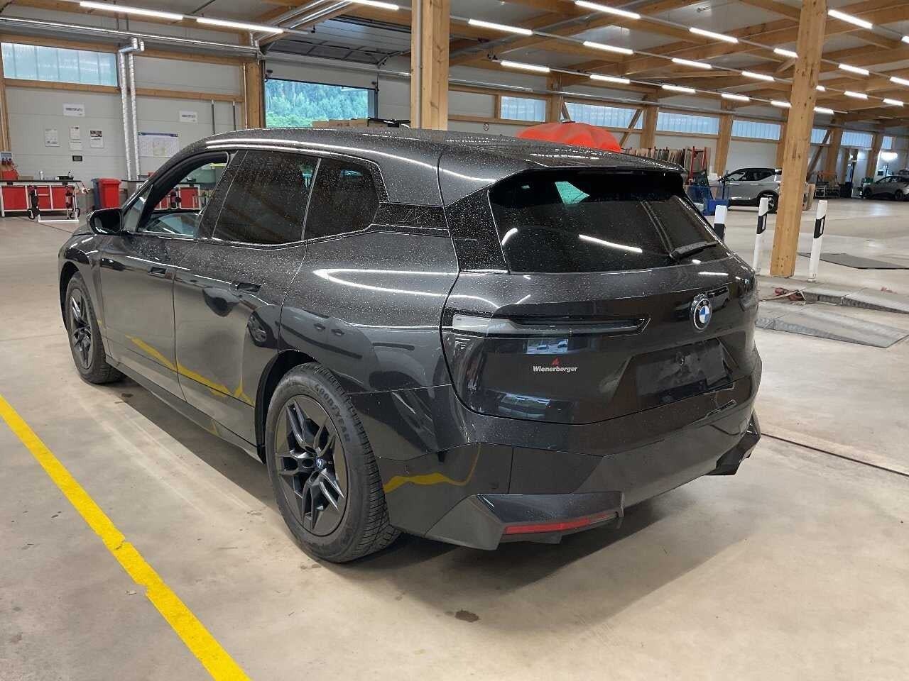Sort BMW iX fra 2025