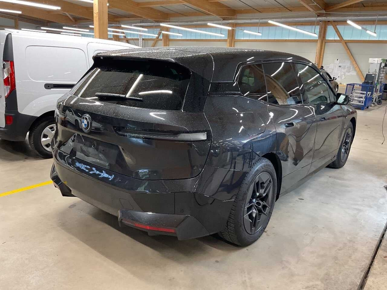 Sort BMW iX fra 2025