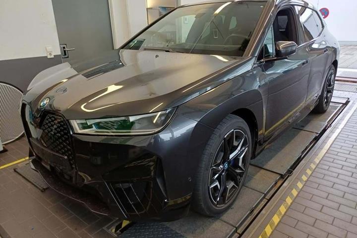 Grå BMW iX fra 2023