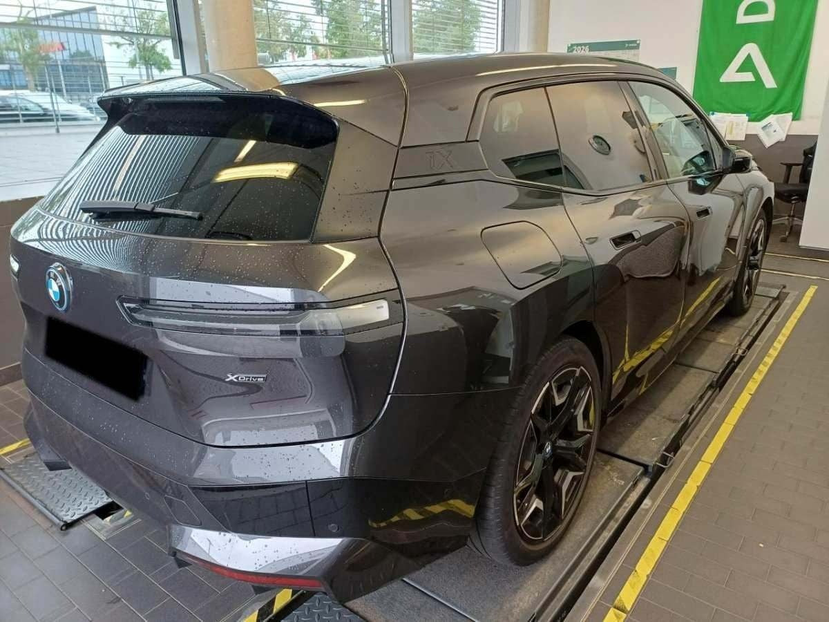 Grå BMW iX fra 2023