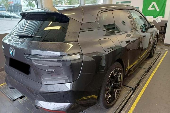 Grå BMW iX fra 2023