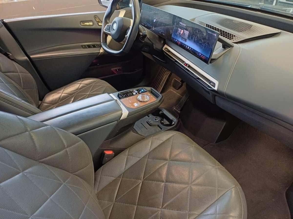 Grå BMW iX fra 2023
