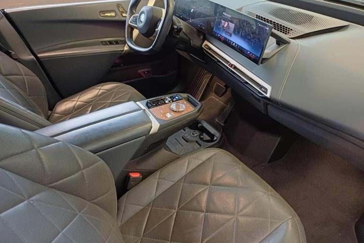 Grå BMW iX fra 2023